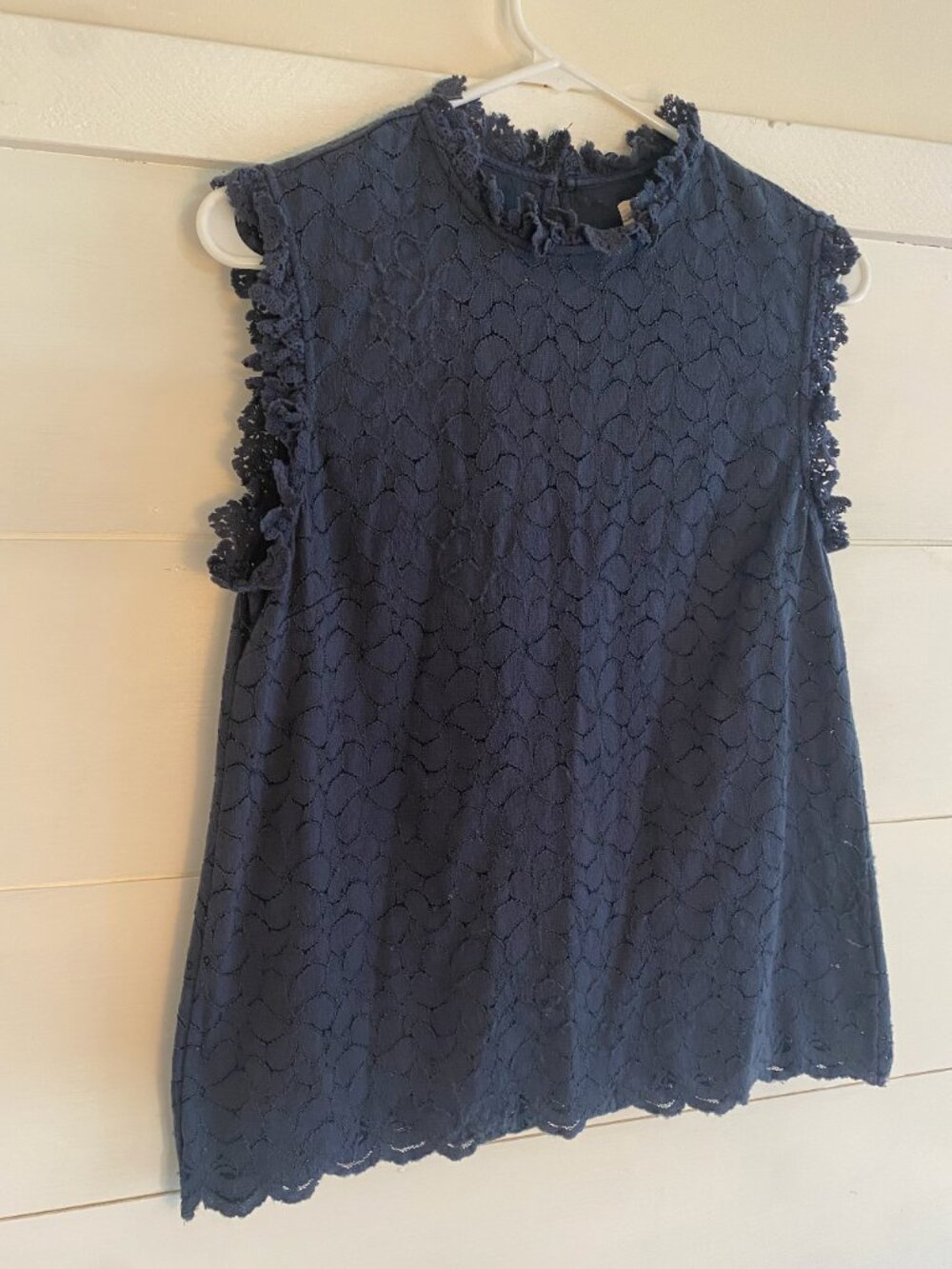 Everleigh Navy Blue Lace Sleeveless Mock Neck Top Size Small - Picture 3 of 7